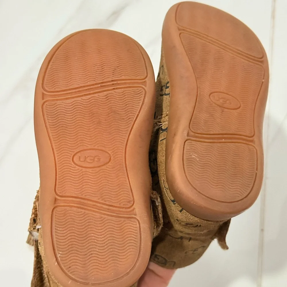 UGG Keelan Embossed Logo Boots for‎ toddlers 8